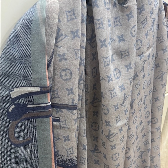 Louis Vuitton Cashmere Blue and Gray Patterned Scarf/Wrap - Picture 10 of 14